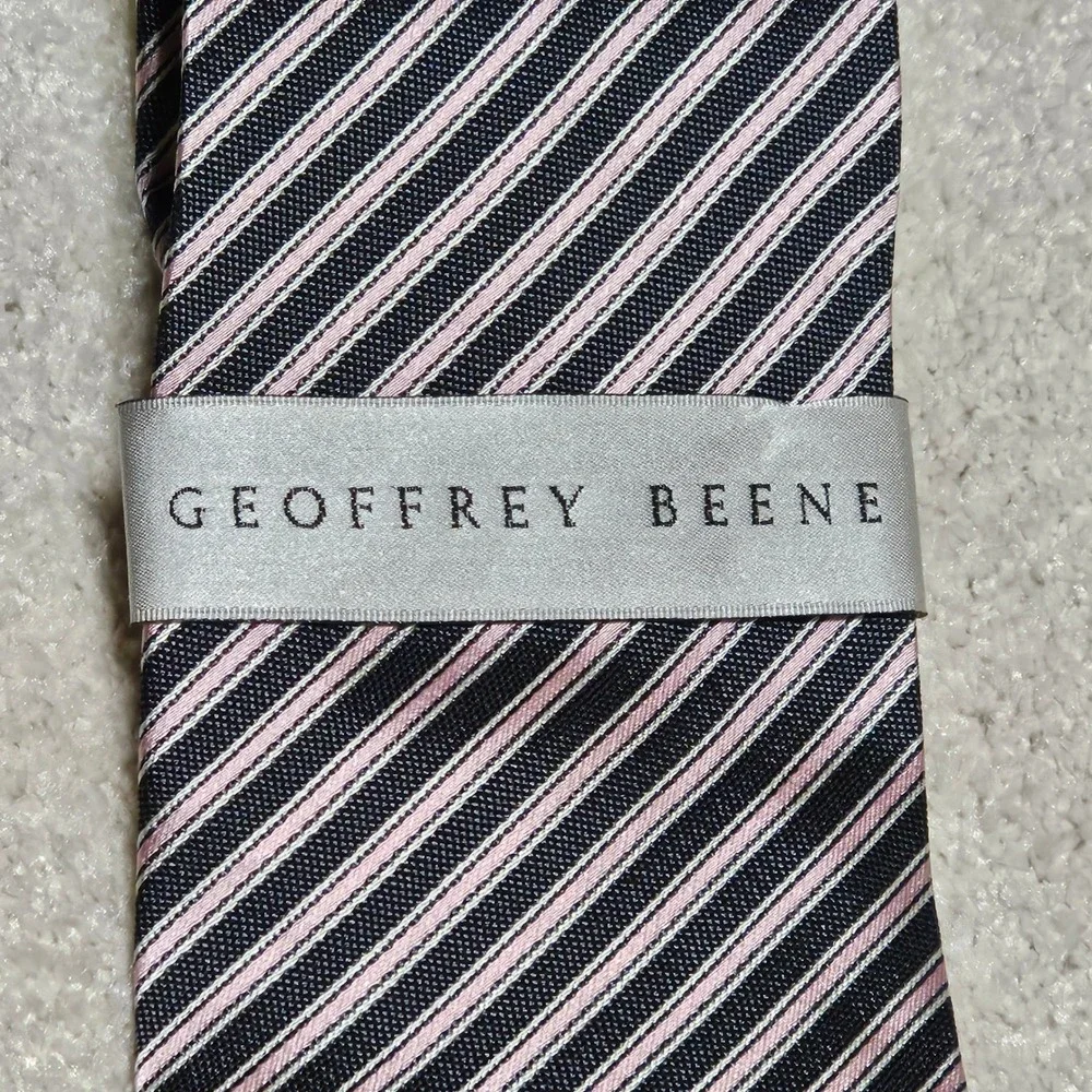 Geoffrey Beene Mens Striped Necktie Navy Pink Silk Easy Care Stain Repellent‎